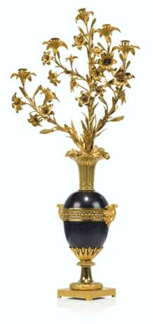 A PAIR OF RESTAURATION ORMOLU AND PATINATED-BRONZE FIVE-LIGH... - Foto 5