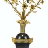 A PAIR OF RESTAURATION ORMOLU AND PATINATED-BRONZE FIVE-LIGH... - Foto 6