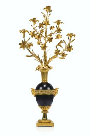 A PAIR OF RESTAURATION ORMOLU AND PATINATED-BRONZE FIVE-LIGH... - Foto 9