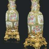 A PAIR OF LARGE FRENCH ORMOLU-MOUNTED CHINESE EXPORT FAMILLE... - фото 1