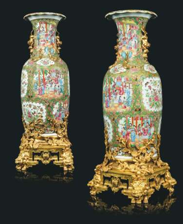 A PAIR OF LARGE FRENCH ORMOLU-MOUNTED CHINESE EXPORT FAMILLE... - Foto 1