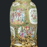 A PAIR OF LARGE FRENCH ORMOLU-MOUNTED CHINESE EXPORT FAMILLE... - Foto 7