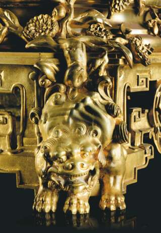 A PAIR OF LARGE FRENCH ORMOLU-MOUNTED CHINESE EXPORT FAMILLE... - Foto 8
