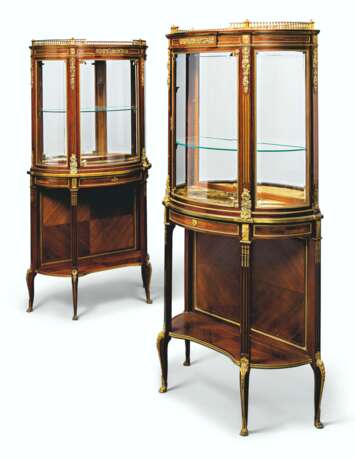 A NEAR PAIR OF FRENCH ORMOLU-MOUNTED MAHOGANY AND BOIS CITRO... - Foto 1