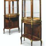 A NEAR PAIR OF FRENCH ORMOLU-MOUNTED MAHOGANY AND BOIS CITRO... - Foto 1