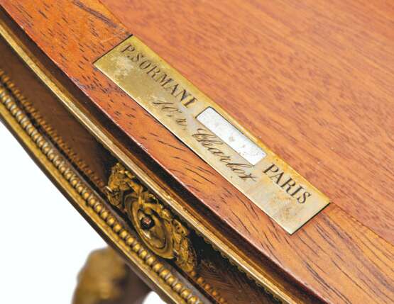 A NEAR PAIR OF FRENCH ORMOLU-MOUNTED MAHOGANY AND BOIS CITRO... - Foto 2