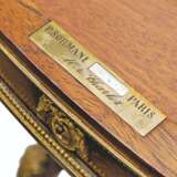 A NEAR PAIR OF FRENCH ORMOLU-MOUNTED MAHOGANY AND BOIS CITRO... - Foto 2