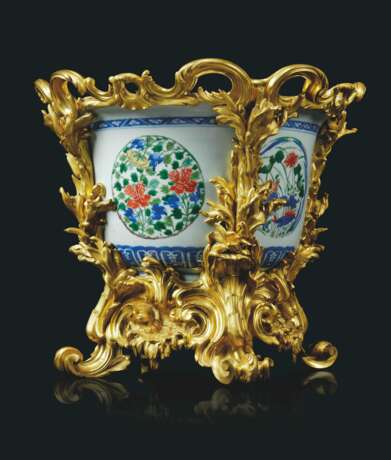 A LARGE FRENCH ORMOLU-MOUNTED CHINESE PORCELAIN JARDINIERE - Foto 1