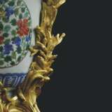 A LARGE FRENCH ORMOLU-MOUNTED CHINESE PORCELAIN JARDINIERE - фото 2