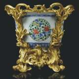 A LARGE FRENCH ORMOLU-MOUNTED CHINESE PORCELAIN JARDINIERE - фото 3
