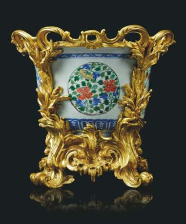 A LARGE FRENCH ORMOLU-MOUNTED CHINESE PORCELAIN JARDINIERE - фото 3