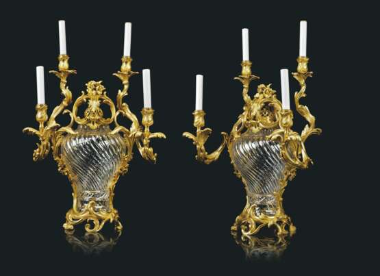 Baccarrat. A PAIR OF FRENCH ORMOLU-MOUNTED CUT-CRYSTAL-GLASS FOUR-LIGHT... - Foto 1
