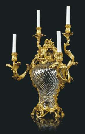 Baccarrat. A PAIR OF FRENCH ORMOLU-MOUNTED CUT-CRYSTAL-GLASS FOUR-LIGHT... - Foto 2