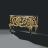 A FRENCH ORMOLU AND BLUETOLE MOUNTED KINGWOOD PARQUETRY COMM... - Foto 1