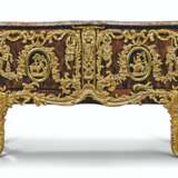 A FRENCH ORMOLU AND BLUETOLE MOUNTED KINGWOOD PARQUETRY COMM... - Foto 2