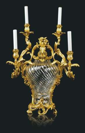 Baccarrat. A PAIR OF FRENCH ORMOLU-MOUNTED CUT-CRYSTAL-GLASS FOUR-LIGHT... - Foto 3