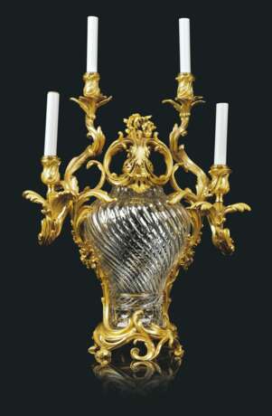 Baccarrat. A PAIR OF FRENCH ORMOLU-MOUNTED CUT-CRYSTAL-GLASS FOUR-LIGHT... - Foto 4