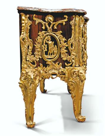 A FRENCH ORMOLU AND BLUETOLE MOUNTED KINGWOOD PARQUETRY COMM... - фото 3