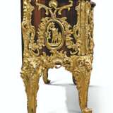 A FRENCH ORMOLU AND BLUETOLE MOUNTED KINGWOOD PARQUETRY COMM... - Foto 3