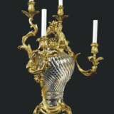 Baccarrat. A PAIR OF FRENCH ORMOLU-MOUNTED CUT-CRYSTAL-GLASS FOUR-LIGHT... - Foto 5