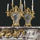 Baccarrat. A PAIR OF FRENCH ORMOLU-MOUNTED CUT-CRYSTAL-GLASS FOUR-LIGHT... - Foto 6