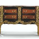 A FRENCH ORMOLU AND BLUETOLE MOUNTED KINGWOOD PARQUETRY COMM... - Foto 4