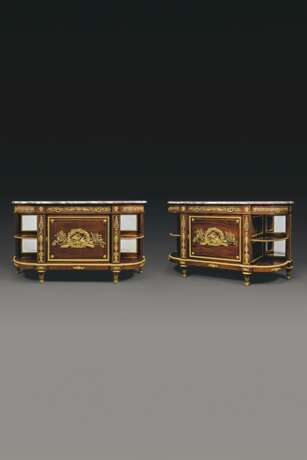 A PAIR OF FRENCH ORMOLU-MOUNTED MAHOGANY COMMODES A L'ANGLAI... - фото 1