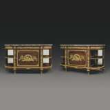 A PAIR OF FRENCH ORMOLU-MOUNTED MAHOGANY COMMODES A L'ANGLAI... - Foto 1