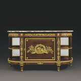 A PAIR OF FRENCH ORMOLU-MOUNTED MAHOGANY COMMODES A L'ANGLAI... - Foto 2