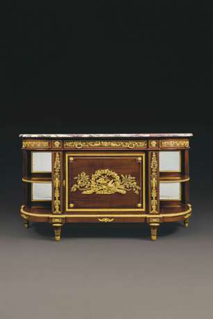 A PAIR OF FRENCH ORMOLU-MOUNTED MAHOGANY COMMODES A L'ANGLAI... - фото 2