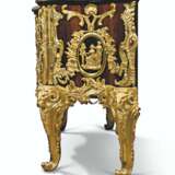 A FRENCH ORMOLU AND BLUETOLE MOUNTED KINGWOOD PARQUETRY COMM... - Foto 5