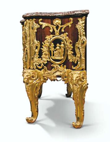 A FRENCH ORMOLU AND BLUETOLE MOUNTED KINGWOOD PARQUETRY COMM... - Foto 5