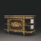 A PAIR OF FRENCH ORMOLU-MOUNTED MAHOGANY COMMODES A L'ANGLAI... - Foto 3