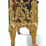 A FRENCH ORMOLU AND BLUETOLE MOUNTED KINGWOOD PARQUETRY COMM... - фото 7