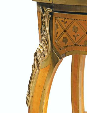 A LATE LOUIS XV ORMOLU-MOUNTED BOIS CITRONNIER AND STAINED F... - Foto 3