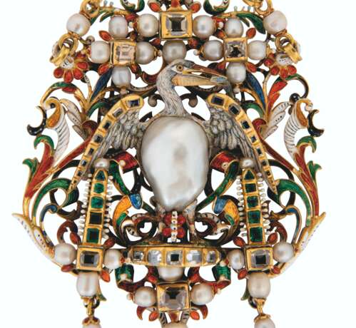 A CONTINENTAL GOLD JEWELLED AND ENAMELLED PENDANT - фото 2