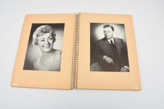 AUTOGRAMM-SAMMLUNG "DEUTSCHE STARS", vier Alben mit teils Autogrammkarten und signierten Bildern, Deutschland um 1960 - Foto 2