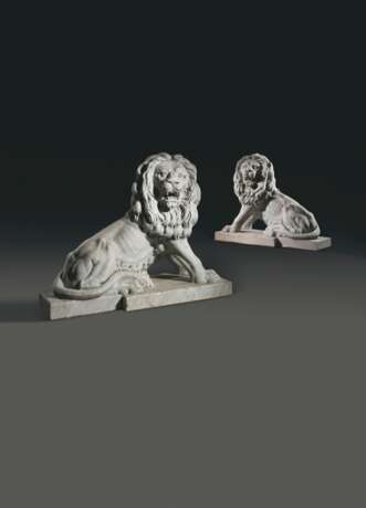 A PAIR OF LARGE ITALIAN MARBLE SEATED LIONS - Foto 1