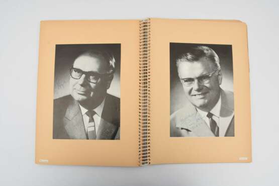 AUTOGRAMM-SAMMLUNG "DEUTSCHE STARS", vier Alben mit teils Autogrammkarten und signierten Bildern, Deutschland um 1960 - Foto 4