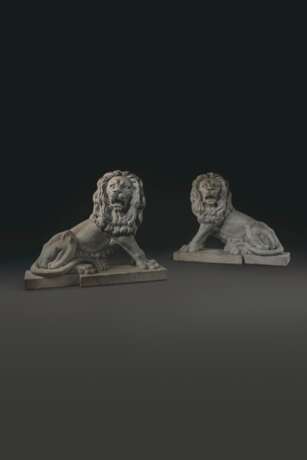 A PAIR OF LARGE ITALIAN MARBLE SEATED LIONS - photo 2