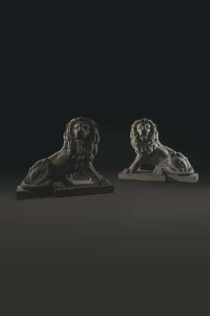 A PAIR OF LARGE ITALIAN MARBLE SEATED LIONS - Foto 3