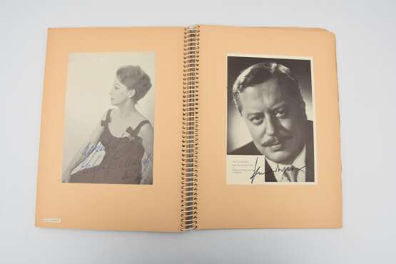 AUTOGRAMM-SAMMLUNG "DEUTSCHE STARS", vier Alben mit teils Autogrammkarten und signierten Bildern, Deutschland um 1960 - Foto 5