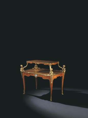 Zwiener, Joseph-Emmanuel. A FRENCH ORMOLU AND JASPERWARE-MOUNTED SATINWOOD, HAREWOOD, ... - Foto 4