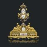 A FRENCH ORMOLU-MOUNTED COBALT BLUE-GROUND SEVRES-STYLE PORC... - Foto 4