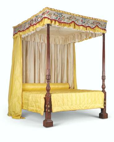 A GEORGE III MAHOGANY FOUR-POST BED - Foto 1