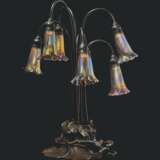 Tiffany Studios. A SEVEN-LIGHT 'LILY' FAVRILE GLASS AND PATINATED BRONZE TABL... - Foto 3