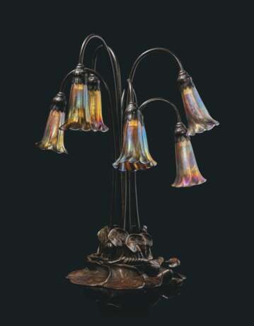 Tiffany Studios. A SEVEN-LIGHT 'LILY' FAVRILE GLASS AND PATINATED BRONZE TABL... - фото 3