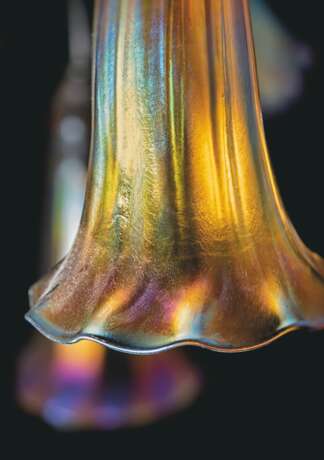 Tiffany Studios. A SEVEN-LIGHT 'LILY' FAVRILE GLASS AND PATINATED BRONZE TABL... - Foto 6