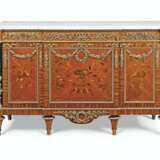 A FRENCH ORMOLU-MOUNTED KINGWOOD, MAHOGANY, AND MARQUETRY CO... - Foto 1
