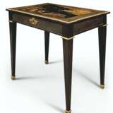 AN AUSTRIAN ORMOLU-MOUNTED EBONY AND JAPANESE LACQUER TABLE ... - Foto 3